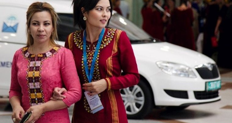 В Туркменистане женщин заставляют пересдать экзамены на водительские права