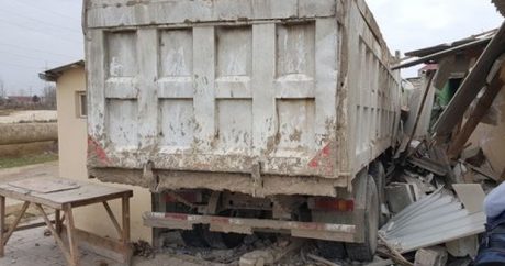 В Сабунчи грузовик обрушил дом – ФОТО