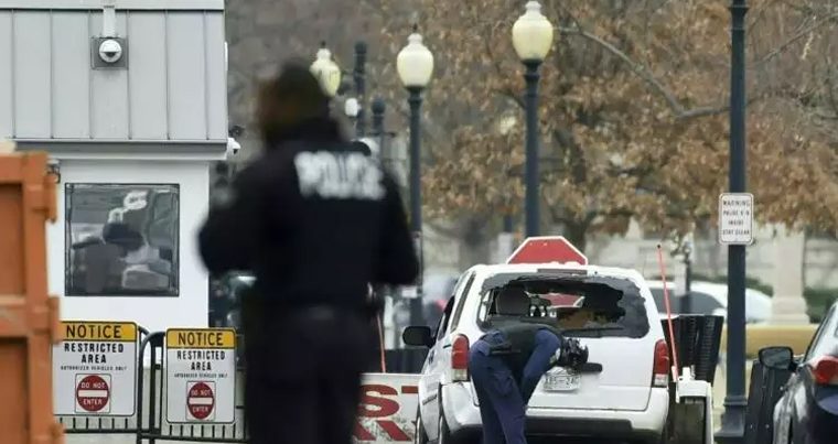 Вооруженная женщина протаранила на авто ограду Белого дома — ВИДЕО