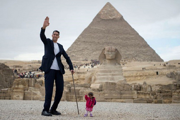 Самый высокий мужчина и самая маленькая женщина встретились в Египте