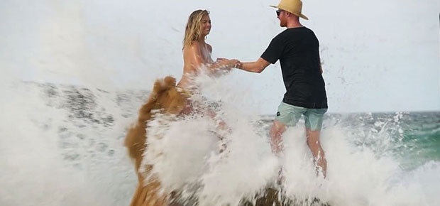 Кейт Аптон смыло волной во время откровенной фотосессии в море