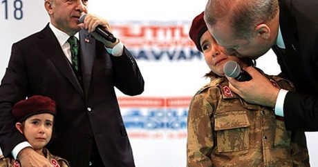 Эрдоган и маленькая девочка в бордовом берете — ВИДЕО