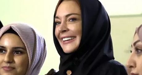 Принявшая ислам Линдси Лохан посетила Неделю моды в хиджабе — ВИДЕО
