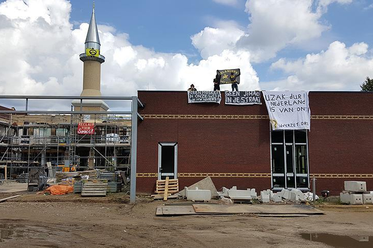 Вандалы атаковали мечеть в Гааге