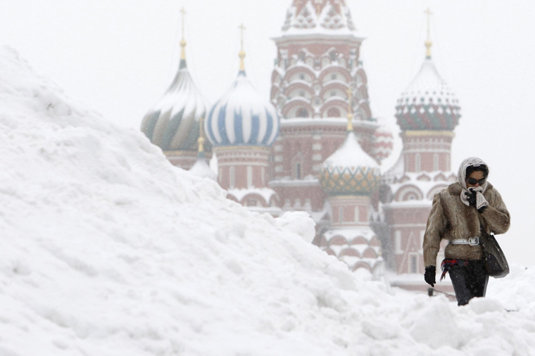 На Москву обрушился снегопад, задержаны 64 авиарейса