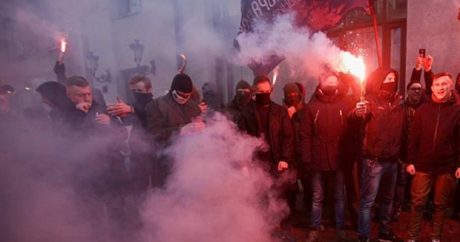 В Киеве активисты разгромили помещения Россотрудничества и сожгли российский флаг