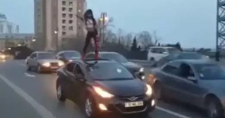 Девушка шокировала водителей танцем на крыше автомобиля в Баку — ВИДЕО