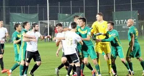 Дагестанские и казахстанские футболисты устроили драку на поле — ВИДЕО