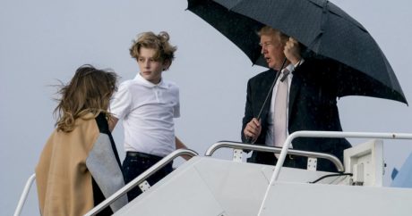 Трамп оставил жену и сына мокнуть под дождем — ВИДЕО