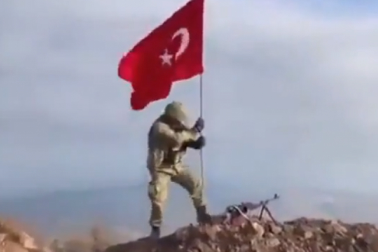 Турецкий спецназ водрузил флаг Турции на вершине горы Дармык