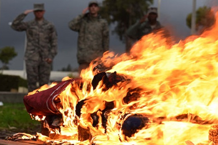 На базе Инджирлик в Турции сожгли американский флаг — ФОТО
