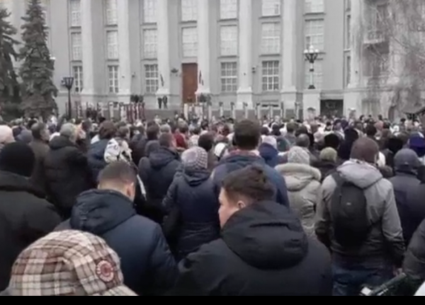 «Выходи, подлый трус»: Сторонники Саакашвили пришли к дому Порошенко