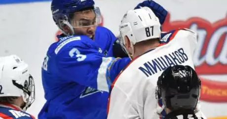 Казахстанский хоккеист устроил бойню с россиянином — ВИДЕО