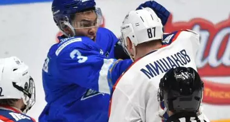 Казахстанский хоккеист устроил бойню с россиянином — ВИДЕО