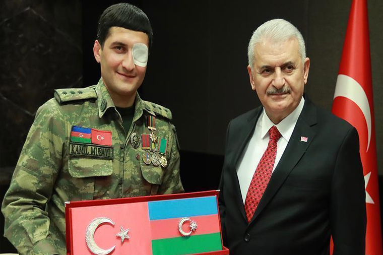 Премьер Турции встретился с ветераном Карабахской войны