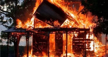 В Баку мужчина заживо сгорел в доме