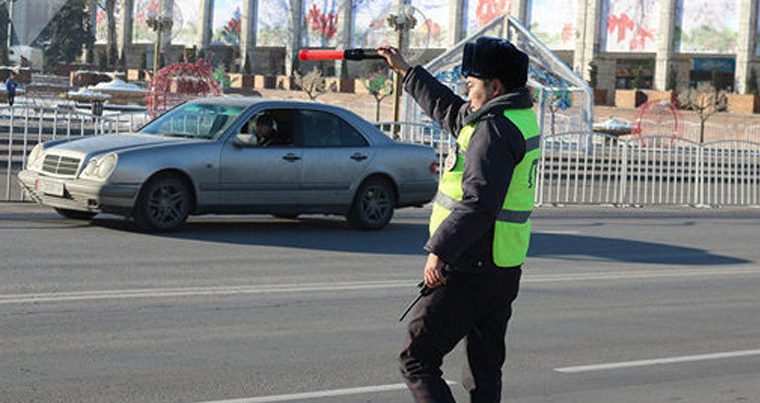 В Киргизии дорожный инспектор выписал штраф напарнику — ВИДЕО