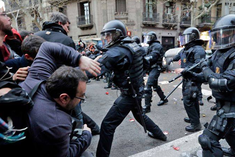 Арест Пучдемона провоцировал массовые беспорядки в Каталонии — ФОТО