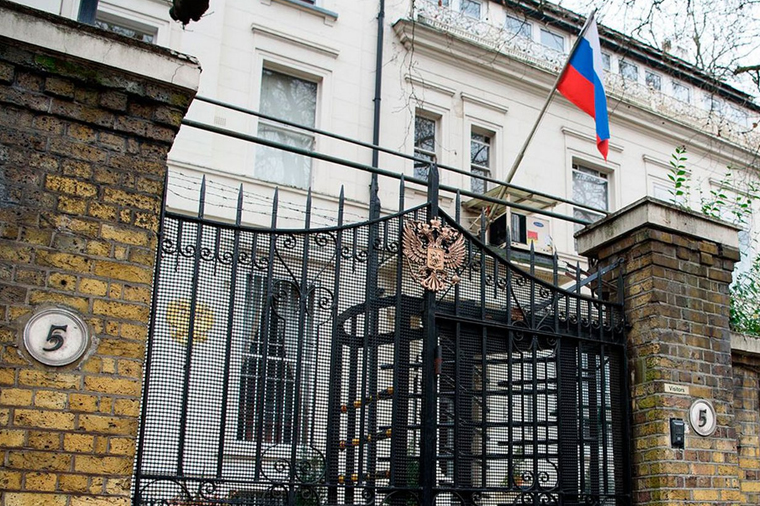 Персонал российского посольства в Британии сократится на 40%
