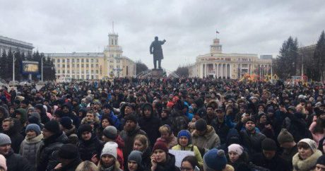 Жители Кемерово вышли на стихийный митинг: они требуют отставки властей — ВИДЕО