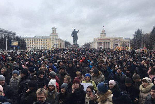 Жители Кемерово вышли на стихийный митинг: они требуют отставки властей — ВИДЕО