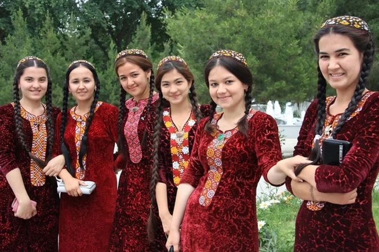 Туркменским женщинам запретили пользоваться косметикой