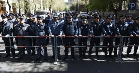 Оппозиционеры заблокировали входы в правительственное здание в Ереване