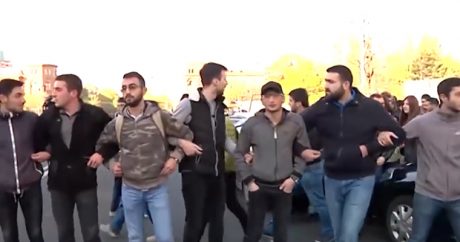 Демонстранты взяли в осаду резиденцию Саргсяна