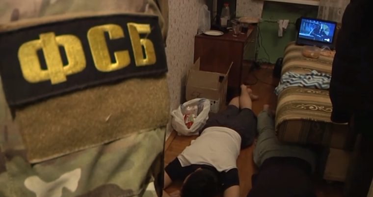 В Петербурге ФСБ устроила шмон в квартире выходцев из Средней Азии — ВИДЕО