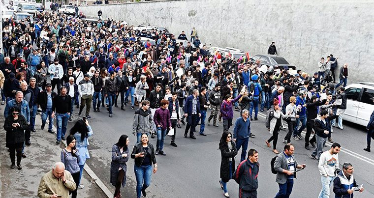 В центре Еревана протестующие вновь собираются на митинг
