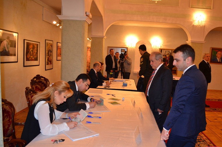 В посольстве Азербайджана в России началось голосование