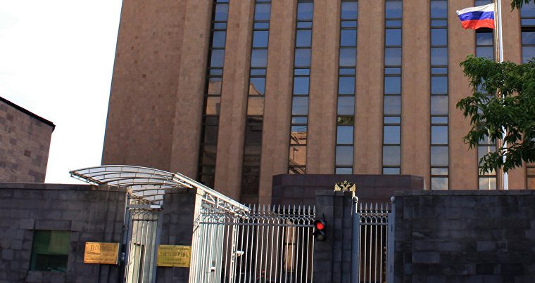 Усилена охрана посольства России в Армении