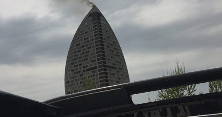 Глава МЧС Азербайджана прибыл к загоревшемуся зданию Trump Tower в Баку