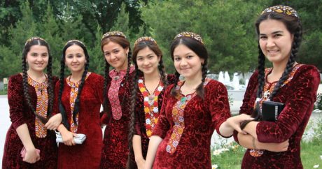 В Туркменистане женщинам запретили красить ногти и осветлять волосы