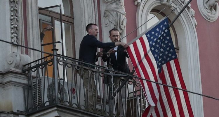 Со здания консульства в Петербурге сняли флаг США