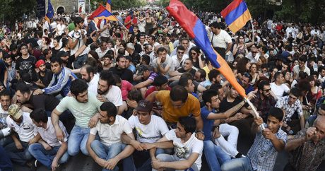 В Ереване проходит митинг против премьерства Сержа Саргсяна