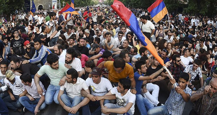 В Ереване проходит митинг против премьерства Сержа Саргсяна