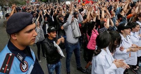 В Ереване колонна протестующих устроила шествие по центральным улицам