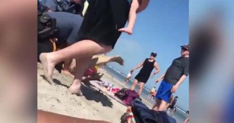 Полицейский на пляже избил девушку в бикини на глазах у её дочки