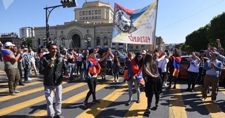Пашинян призвал освободить дороги в Армении