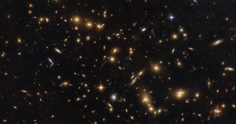 «Хаббл» сфотографировал одно из самых далеких скоплений галактик