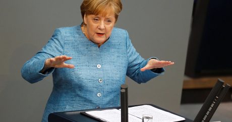 Меркель: Берлин изучает возможность компенсаций Ирану из-за санкций США