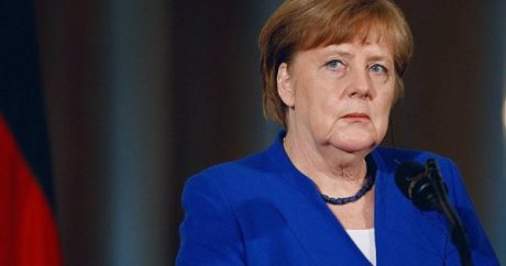 Немецкие депутаты подали в суд на Меркель