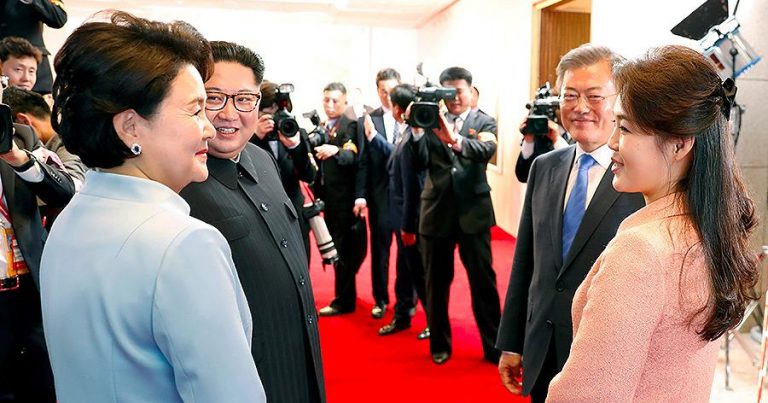 ВИДЕО: Ким Чен Ын оттолкнул журналиста, пытавшегося сфотографировать его жену