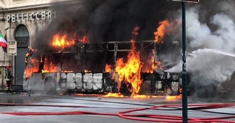 В центре Рима взорвался автобус, есть пострадавшие — ФОТО