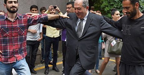 Президент Армении перед своей резиденцией станцевал азербайджанский танец с протестующими