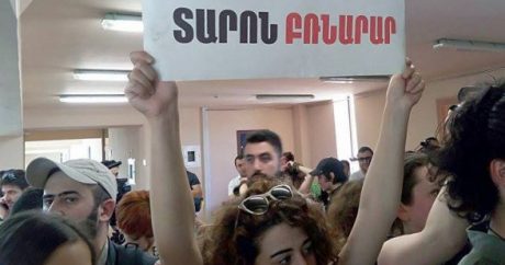 Протестующие опять ворвались в мэрию Еревана