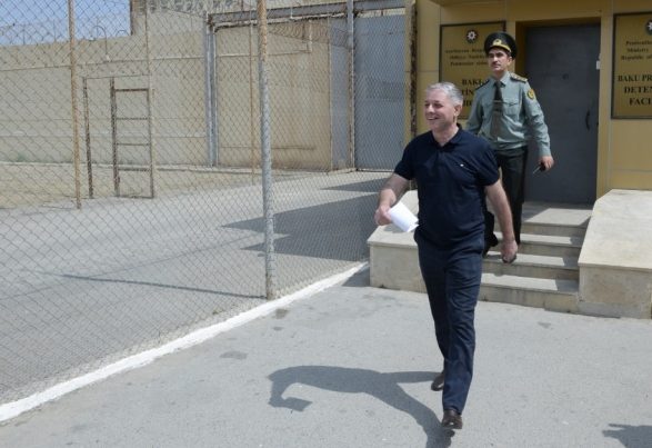 Помилованные президентом заключенные выходят на свободу — ФОТО