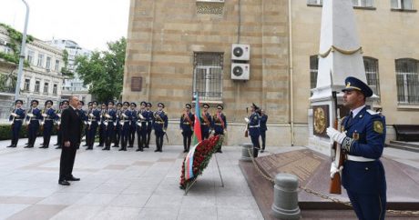 Ильхам Алиев посетил памятник АДР — ФОТО