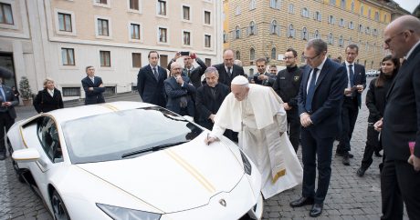 Папа Римский продает свой суперкар LAMBORGHINI